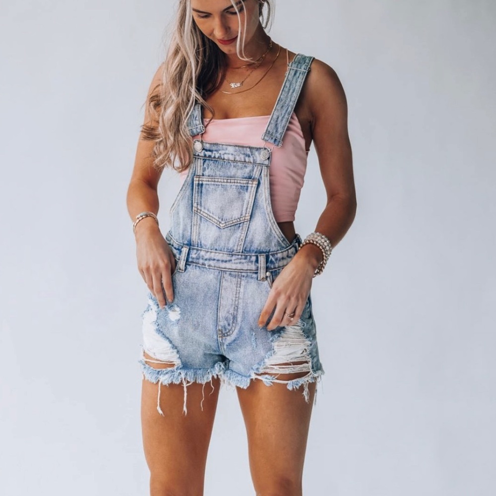 Super cute distressed overall shorts. In size LARGE
